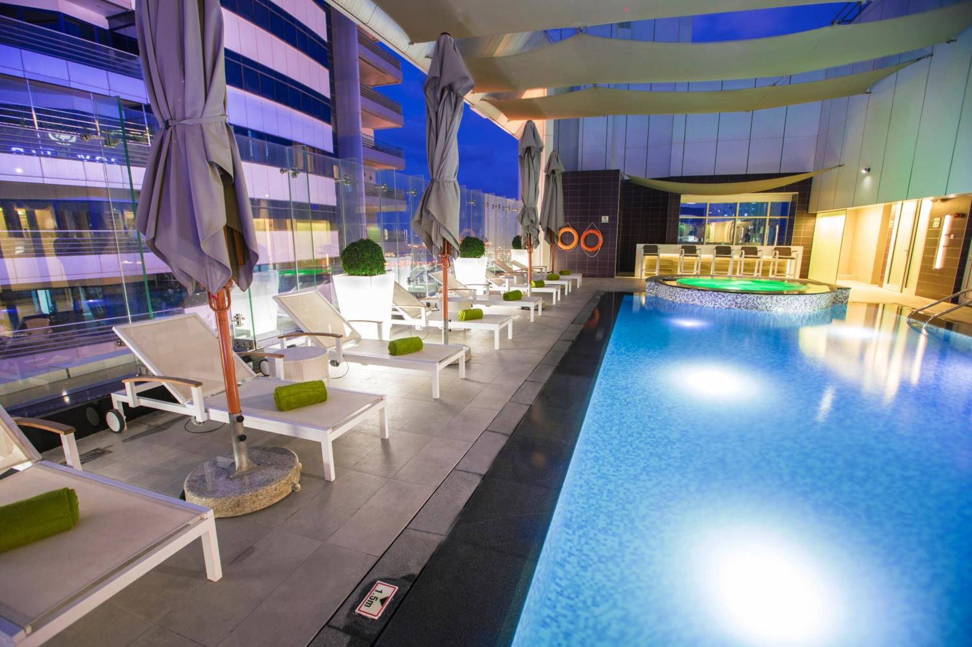 阿克特酒店-沙迦 设施 照片 The pool at the 30th